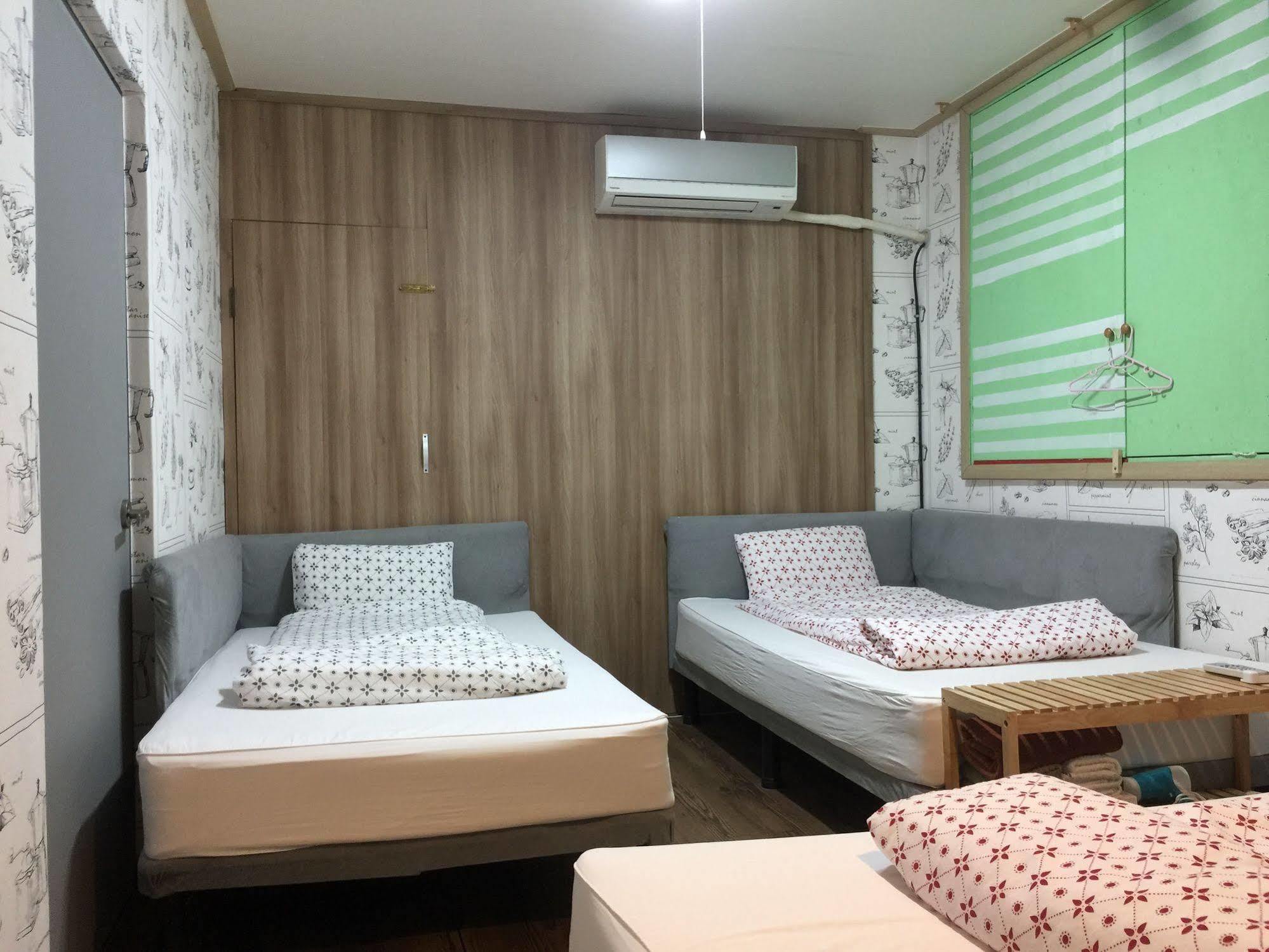 Backpackers In Jeju City Center Bagian luar foto