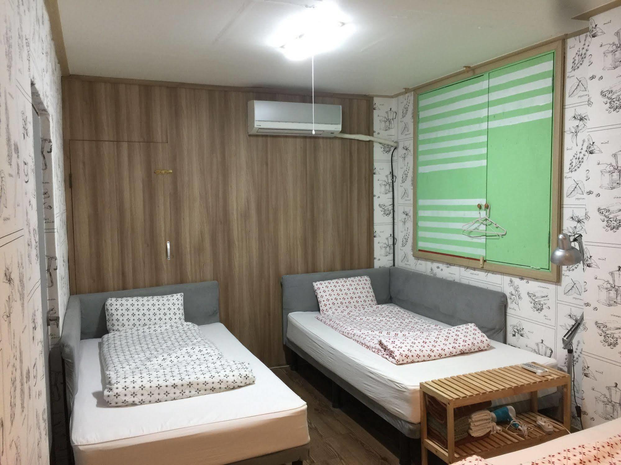 Backpackers In Jeju City Center Bagian luar foto