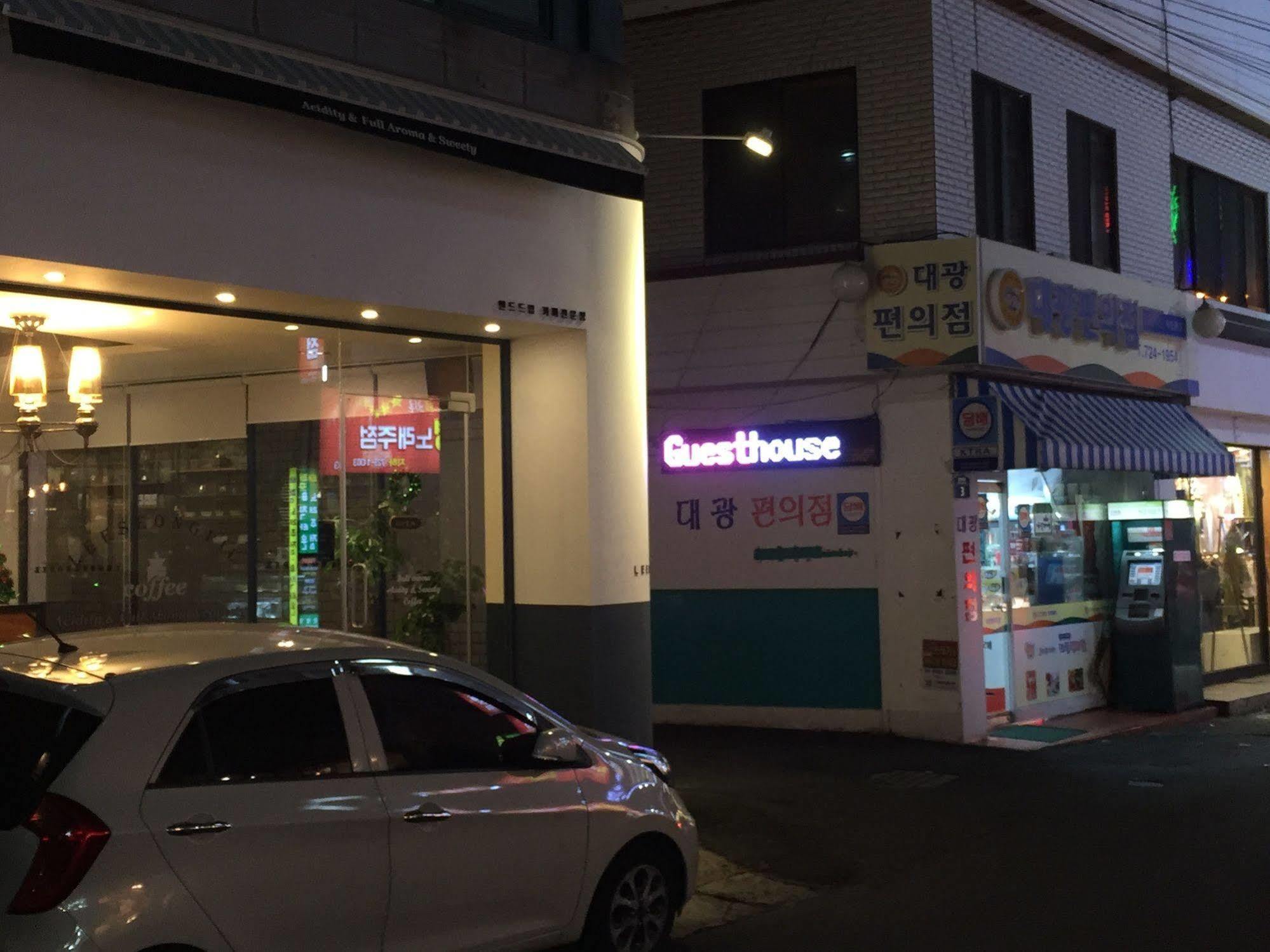 Backpackers In Jeju City Center Bagian luar foto
