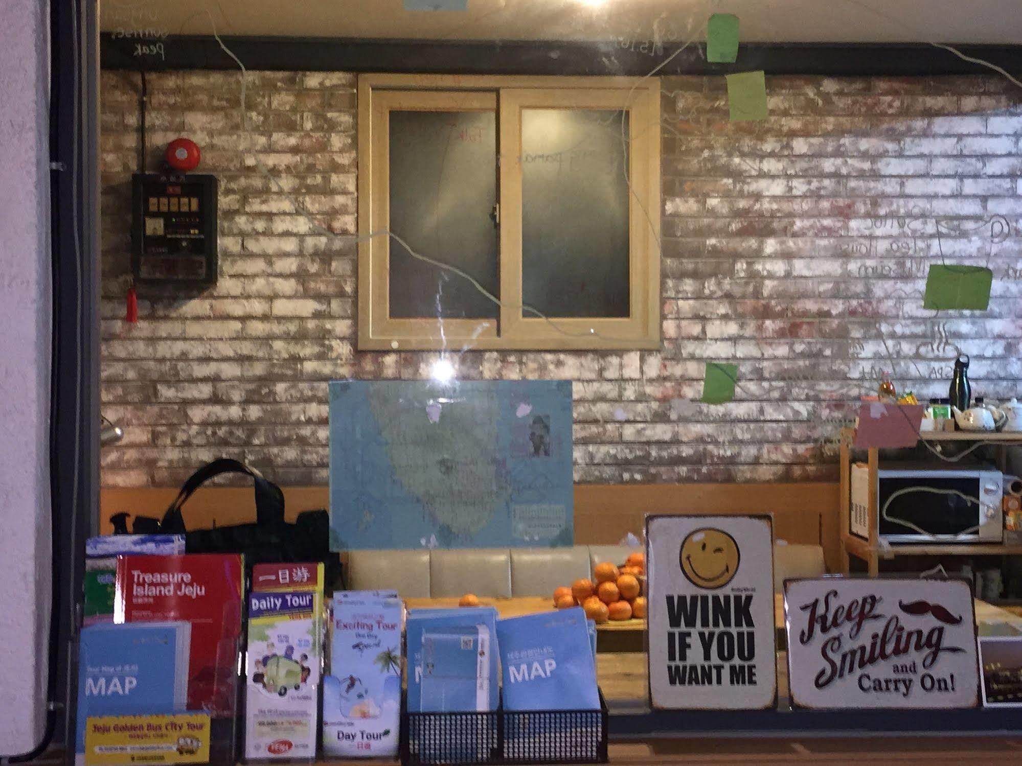 Backpackers In Jeju City Center Bagian luar foto
